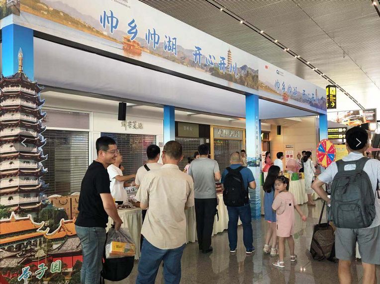 华体会hth|昨天，开州让重庆江北国际机场无数游客驻足停留，到底怎么回事？(图41)